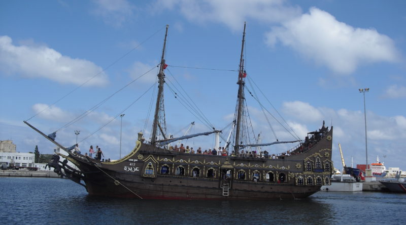 Pirátská loď pro turisty