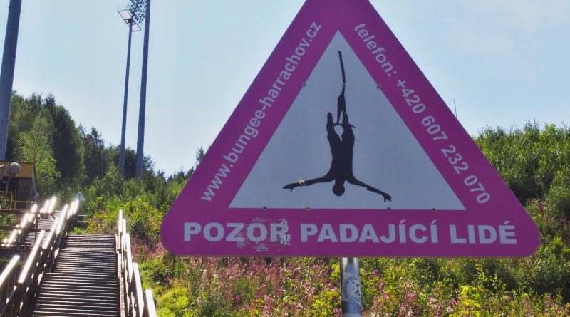 Reklama na bungee jumping u skokanského můstku