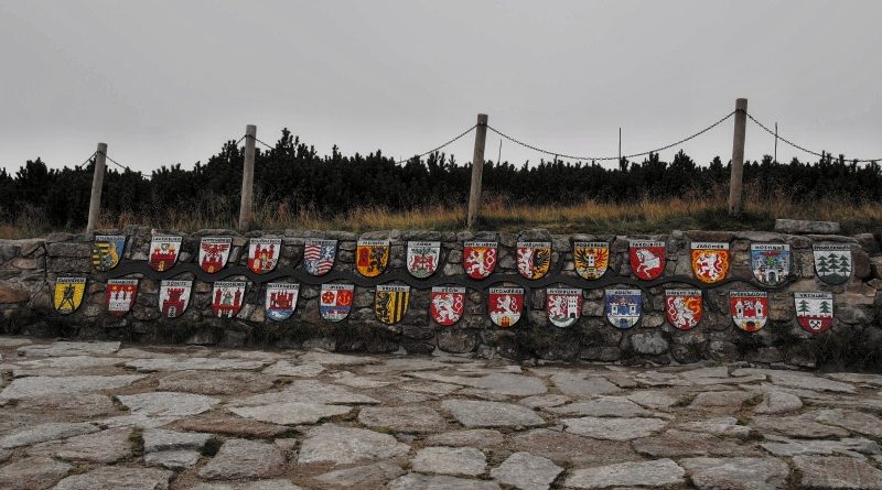 Znaky polabských měst u pramene Labe