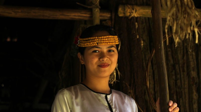 Domorodci ostrova Borneo dnes žijí převážně moderním životem. Za jejich tradicemi je potřeba vydat se do nitra ostrova