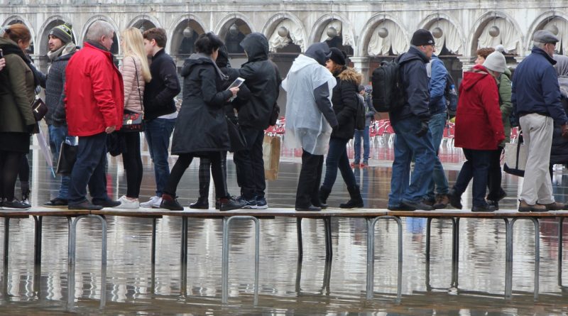 Benátky během záplav využívají dřevěné lávky