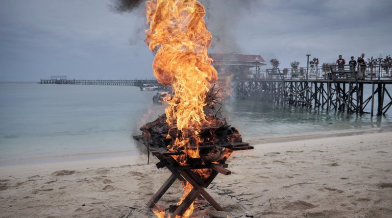 Zabavený kontraband symbolicky končí v ohni, foto Michal Gálik
